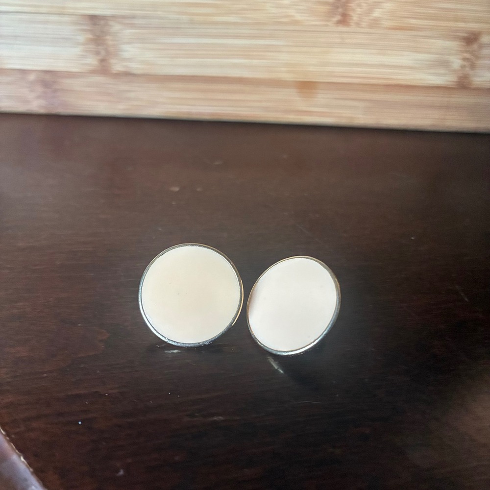 Vintage ART Signed Cream Enamel Gold Rim Oval Clip On Earrings 1950s Mid Century - Picture 7 of 10
